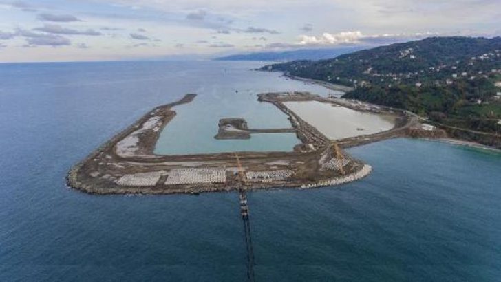 Rize-Artvin Havalimanı’nda denize 14,5 milyon ton taş döküldü