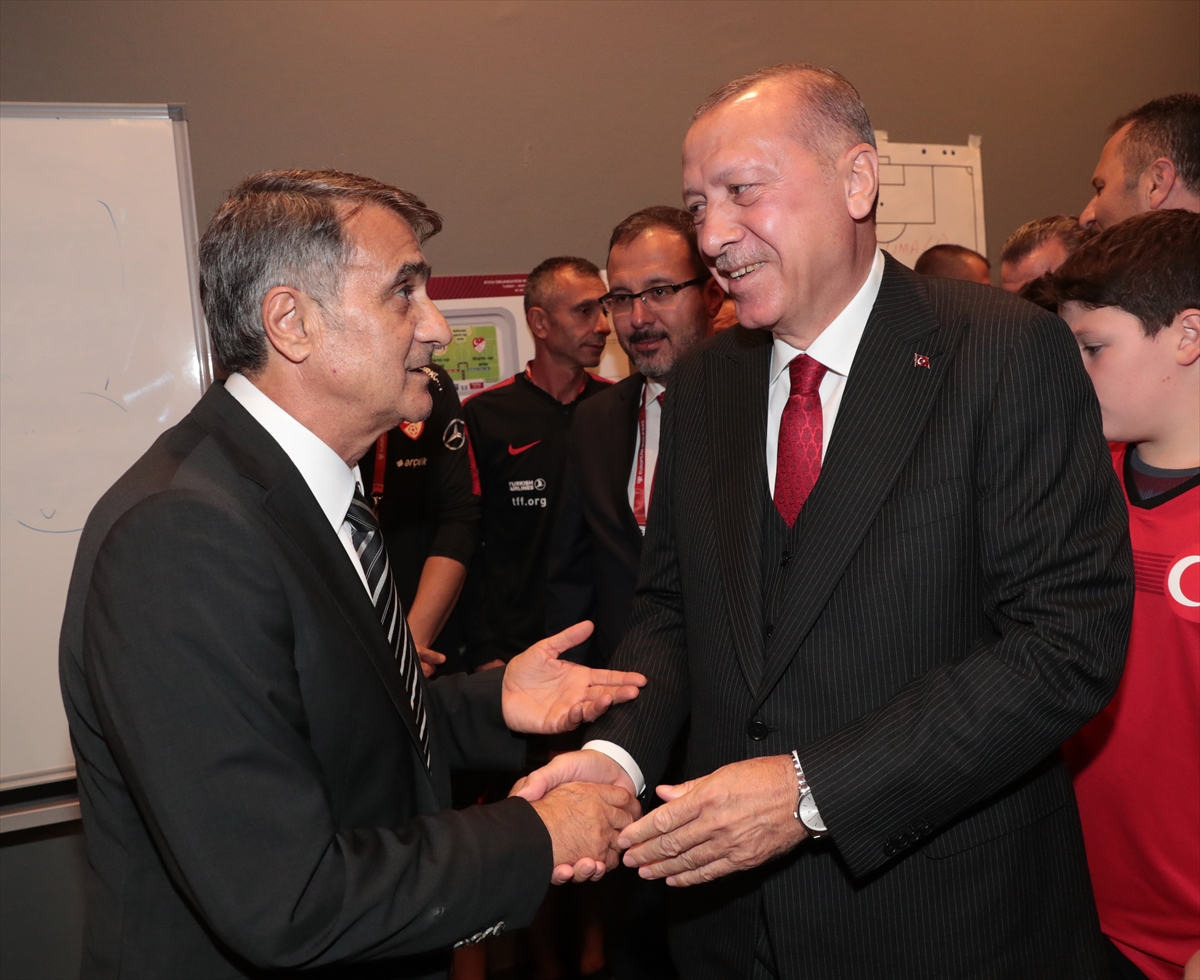 Erdoğan, Milli Takım'ı soyunma odasında kutladı