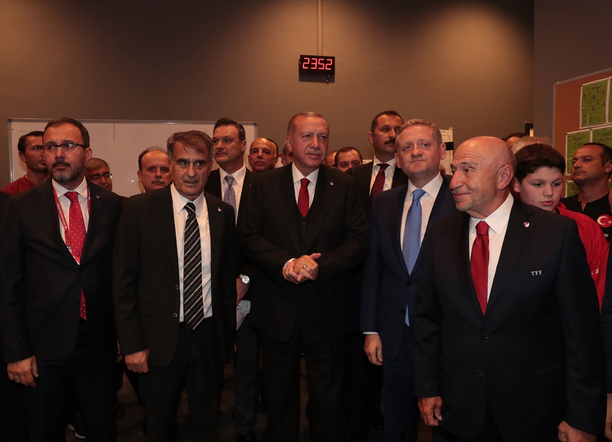Erdoğan, Milli Takım'ı soyunma odasında kutladı